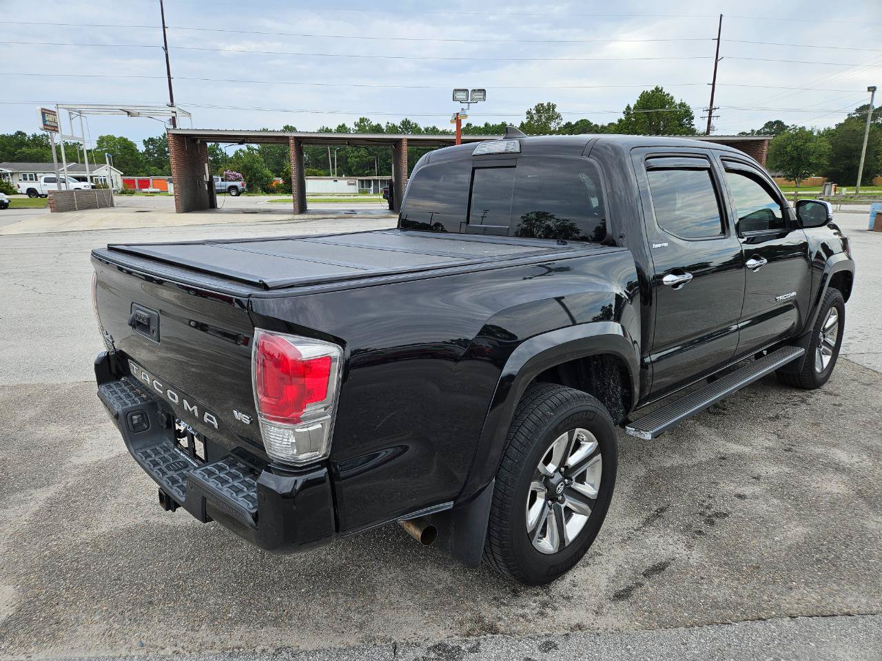 Used 2017 Toyota Tacoma Limited w/ Tow Package AWD/4WD image 6
