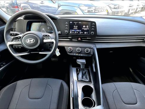 Certified 2025 Hyundai Elantra SE image 14
