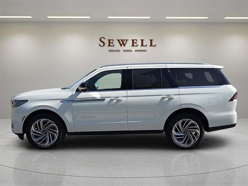 New 2025 Lincoln Navigator Reserve image 2