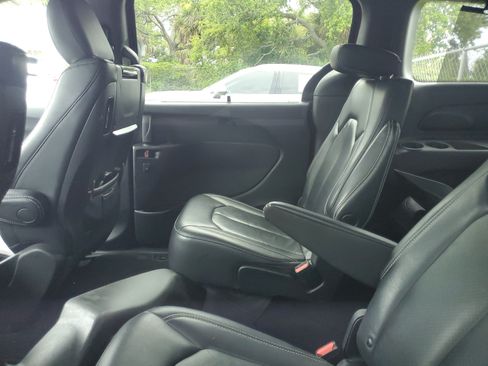 Used 2021 Chrysler Pacifica Touring-L w/ Uconnect Theater Family Group AWD/4WD image 9