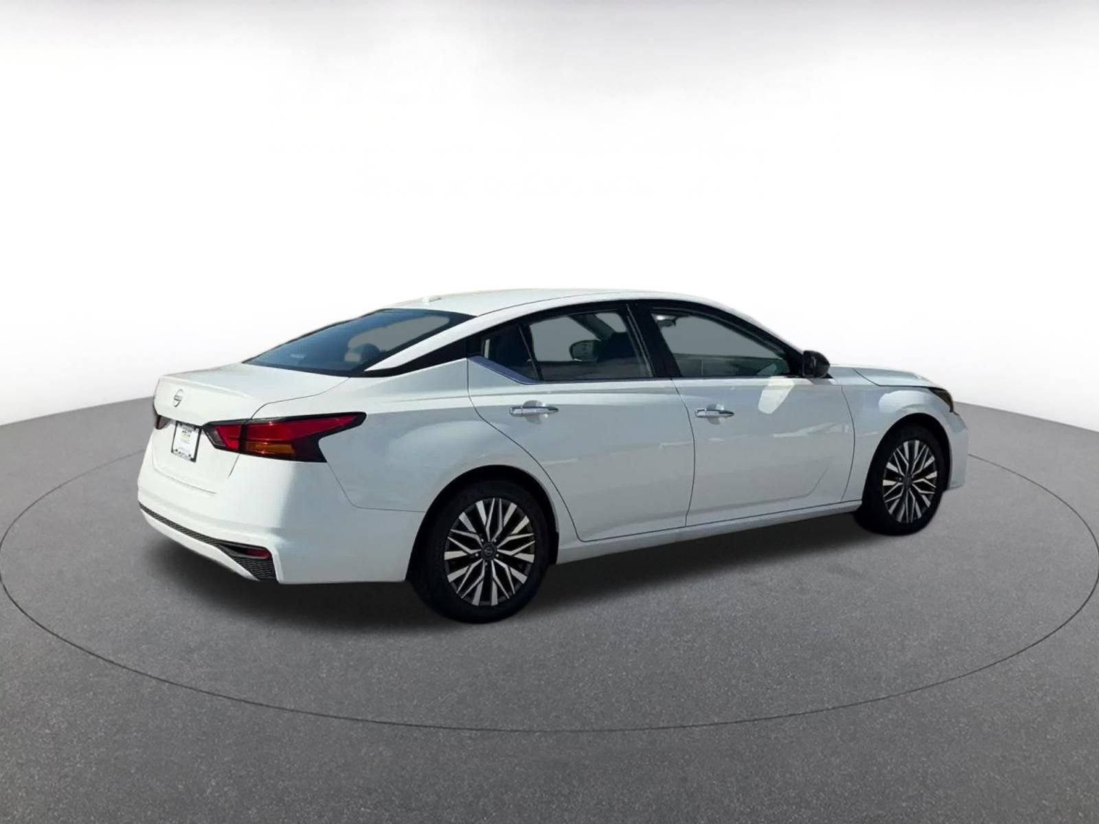 Used 2025 Nissan Altima 2.5 SV FWD image 14
