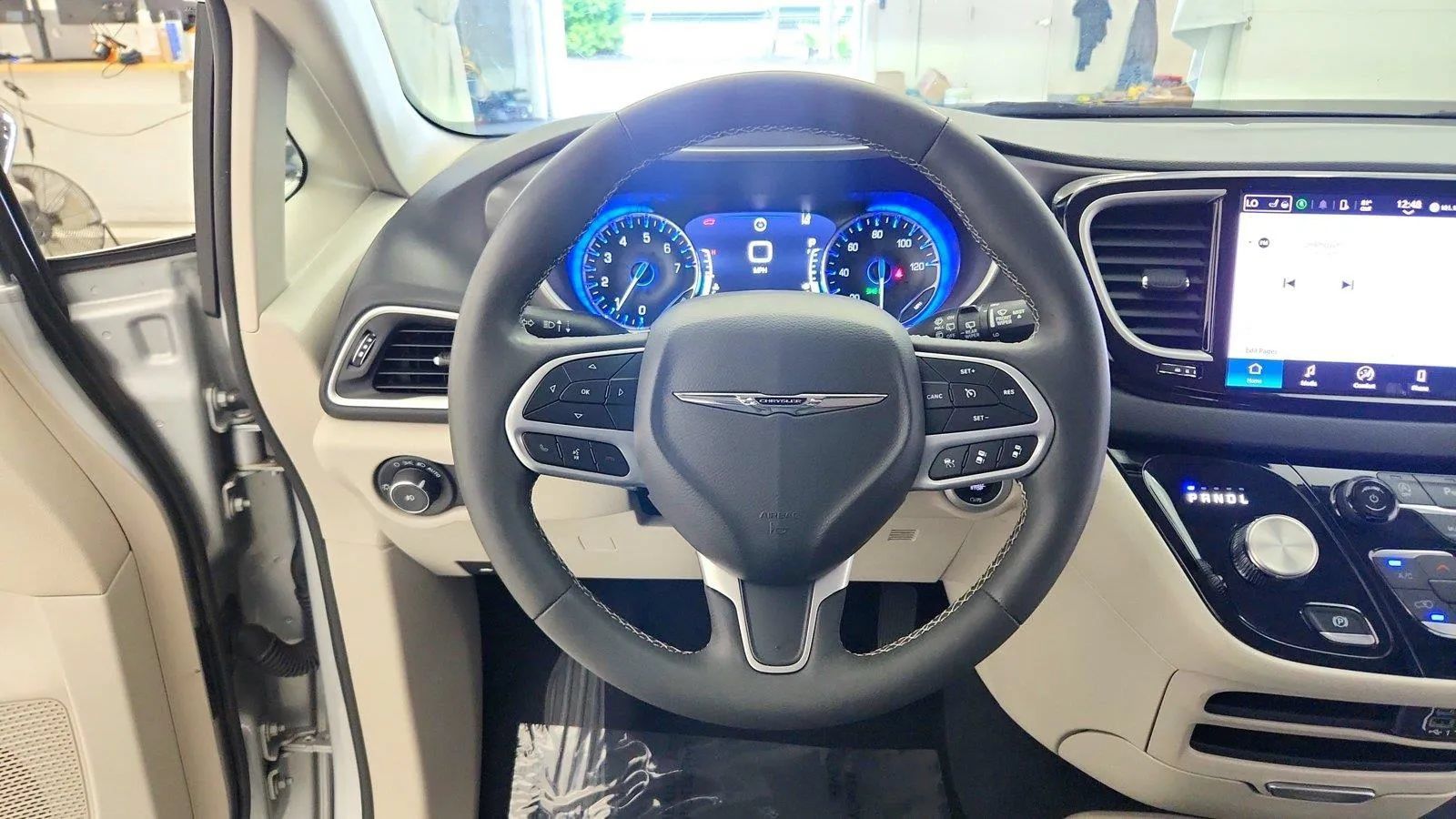 Used 2024 Chrysler Pacifica Touring-L FWD image 25