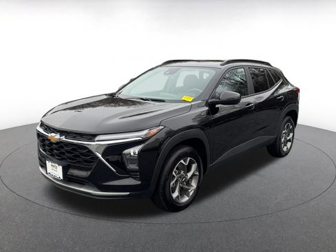 Used 2025 Chevrolet Trax LT image 4