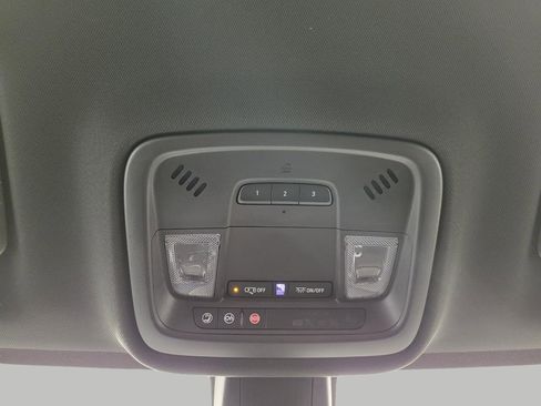 Used 2023 Chevrolet Traverse LT image 18