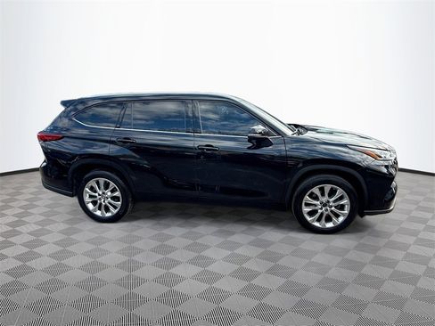 Used 2023 Toyota Highlander XLE image 5