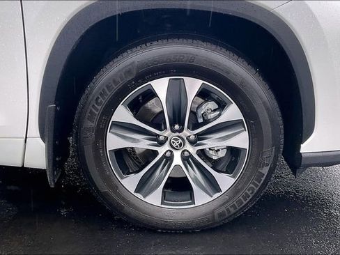 Used 2025 Toyota Highlander XLE AWD/4WD image 9