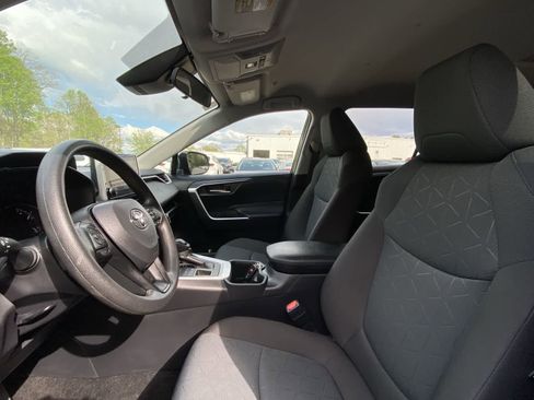 Used 2025 Toyota RAV4 XLE AWD/4WD image 19