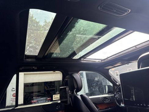 Used 2018 Lincoln Navigator Select w/ Technology Package AWD/4WD image 16