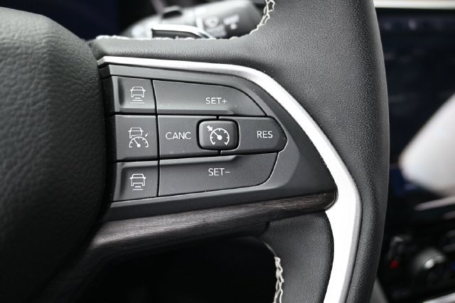 Used 2023 Jeep Grand Cherokee Limited w/ Black Appearance Package AWD/4WD image 30