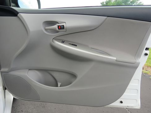 Used 2011 Toyota Corolla LE image 25