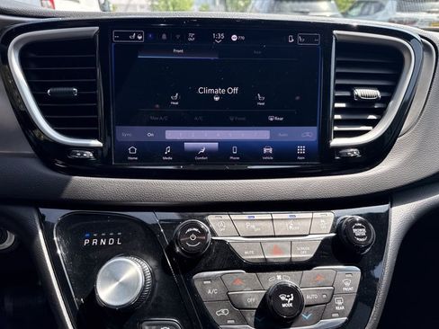 Used 2025 Chrysler Pacifica Select FWD image 23