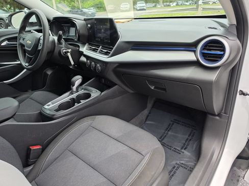 Used 2025 Chevrolet Trax LS w/ LS Convenience Package FWD image 12