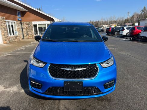 New 2026 Chrysler Pacifica Select image 2