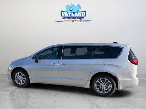 New 2026 Chrysler Pacifica Select FWD image 2