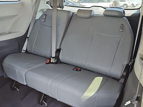 Used 2024 Toyota Sienna XLE FWD image 20