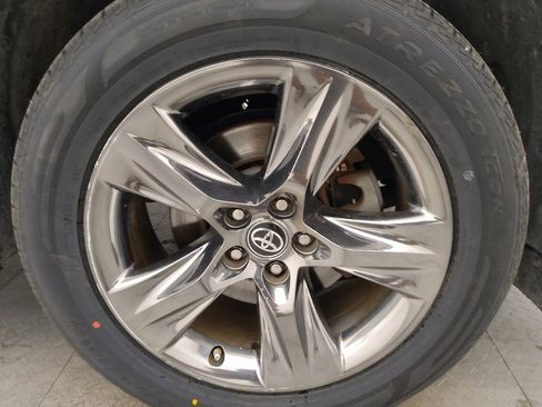 Used 2018 Toyota Highlander Limited Platinum FWD image 31