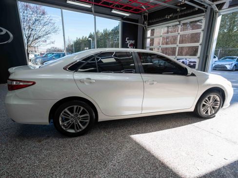 Used 2016 Toyota Camry SE image 4