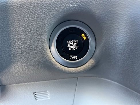 Used 2022 Chrysler Pacifica Touring-L image 29