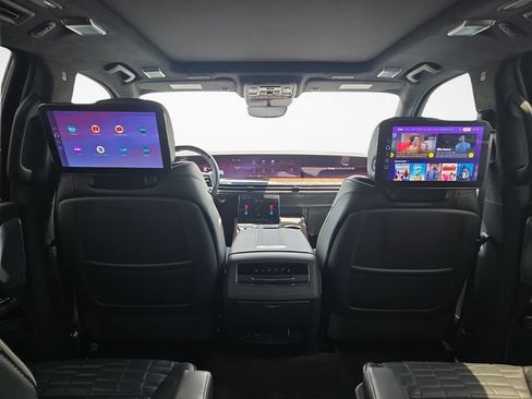 Used 2025 Cadillac Escalade ESV Sport Platinum w/ LPO, ONYX Package AWD/4WD image 13