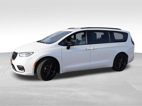 Certified 2025 Chrysler Pacifica Limited FWD image 10