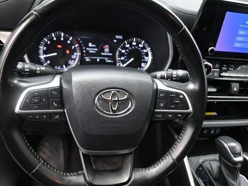Used 2023 Toyota Highlander XLE image 8