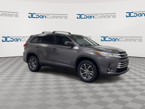 Used 2019 Toyota Highlander XLE FWD image 2