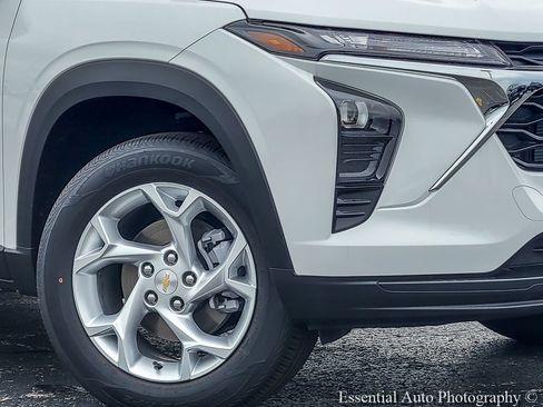 New 2026 Chevrolet Trax LS w/ LS Convenience Package FWD image 3