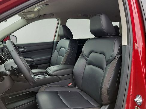 Used 2024 Nissan Pathfinder SL image 12