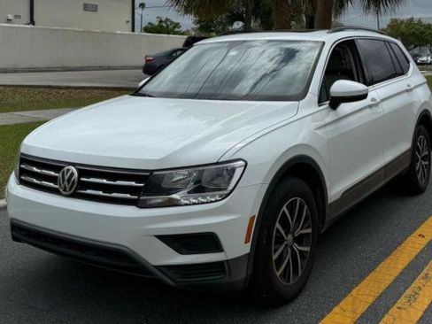 Used 2019 Volkswagen Tiguan SE w/ Panoramic Sunroof Package image 3