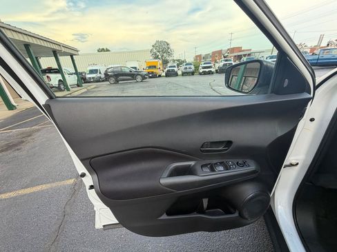 Used 2023 Nissan Kicks S FWD image 9