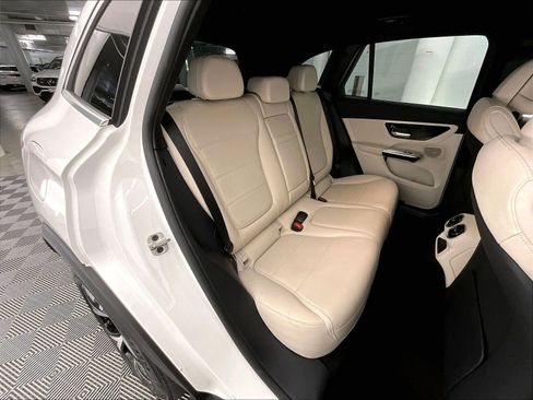 Used 2025 Mercedes-Benz GLC 350e 4MATIC image 17