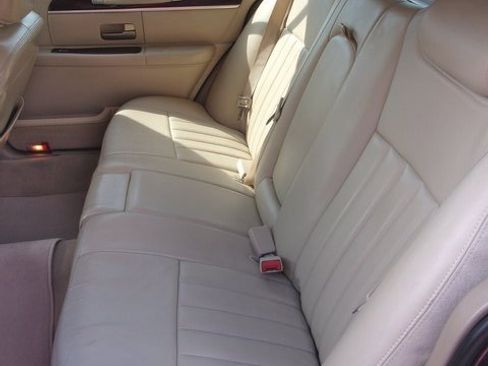 Used 2006 Lincoln Town Car Executive L image 19