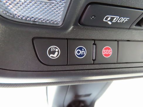 Used 2023 Chevrolet Traverse LT image 11