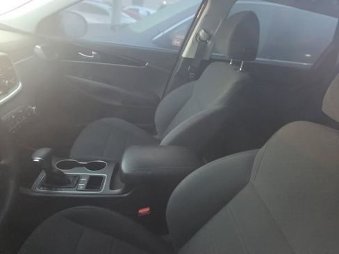 Used 2019 Kia Sorento LX image 8