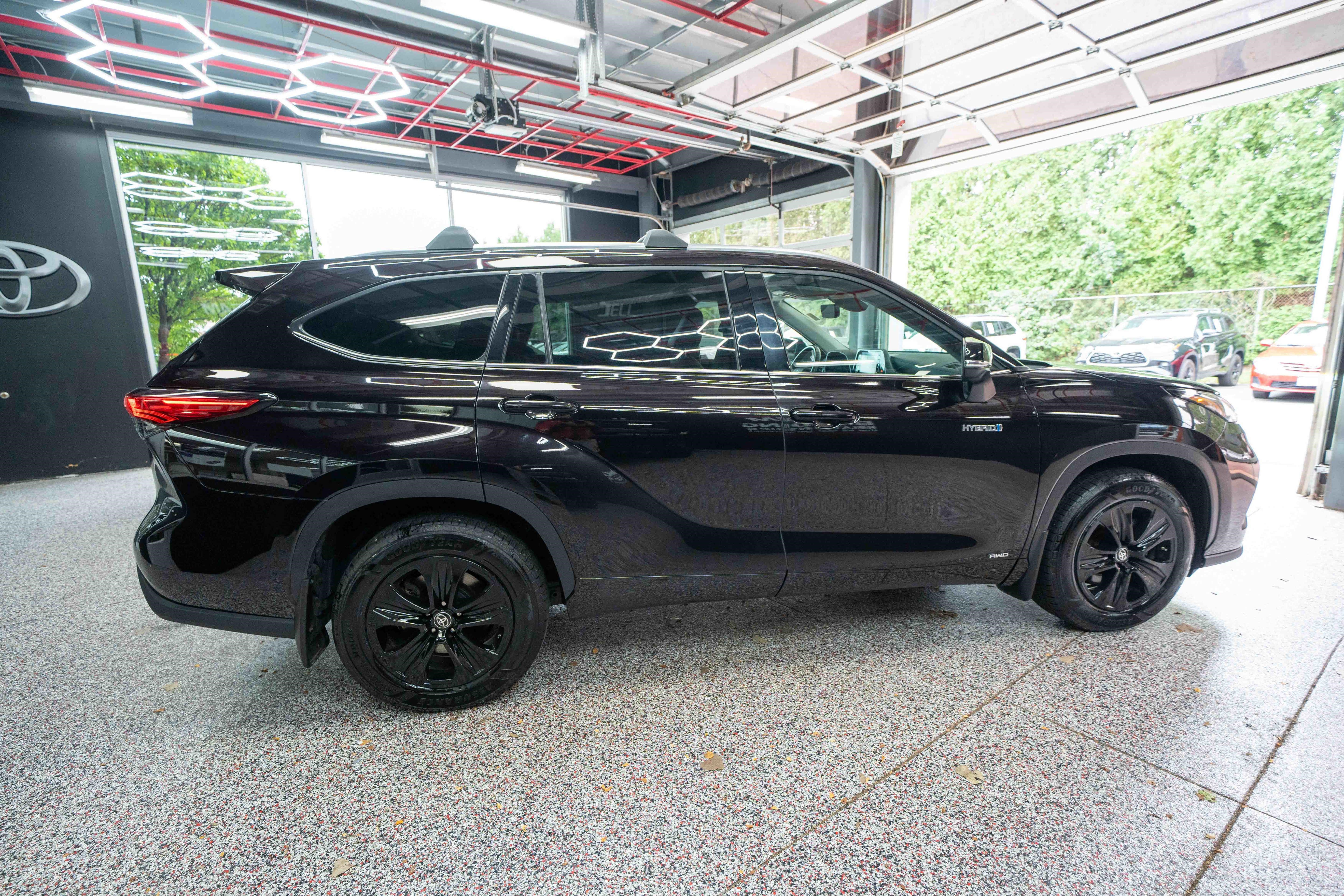 Used 2021 Toyota Highlander XLE AWD/4WD image 4