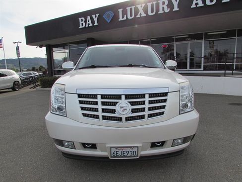 Used 2008 Cadillac Escalade AWD image 2