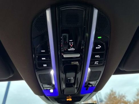 Used 2023 Porsche Cayenne Platinum Edition image 17