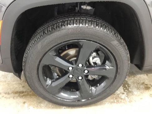 Used 2022 Jeep Grand Cherokee Altitude AWD/4WD image 4