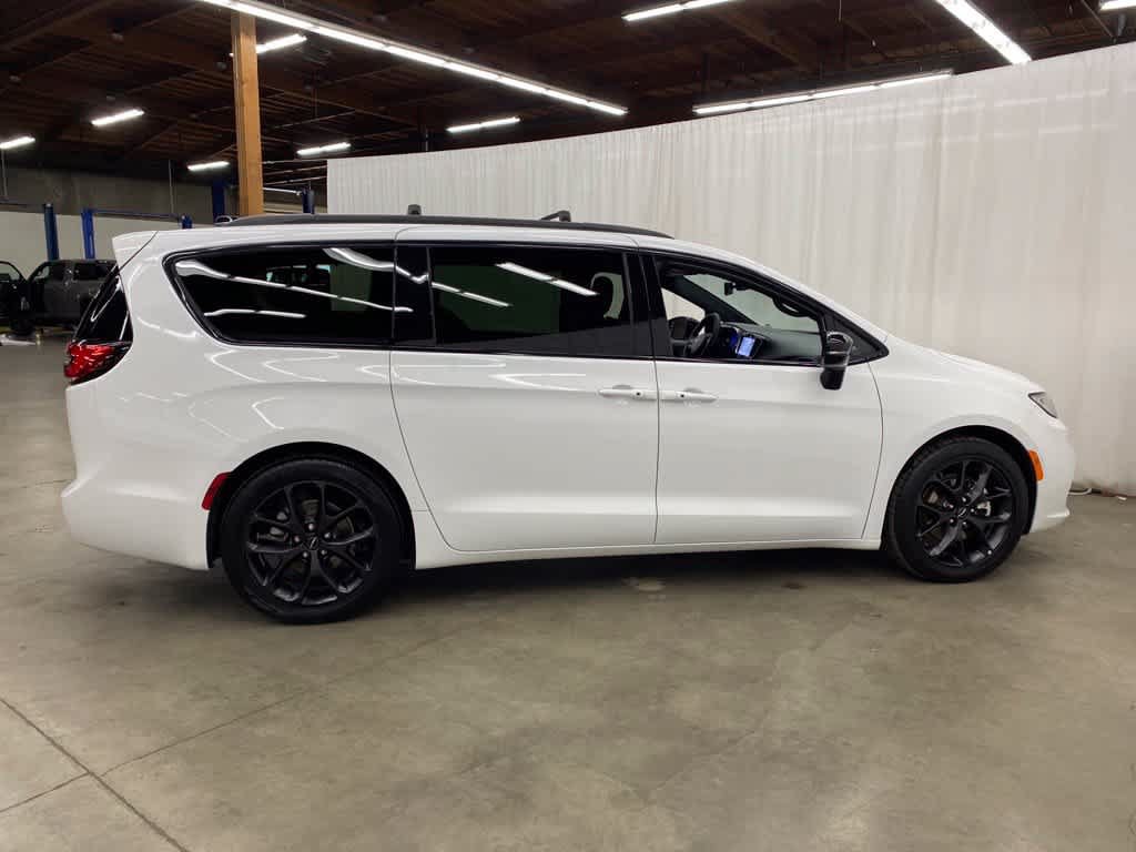 Used 2025 Chrysler Pacifica Limited FWD image 7