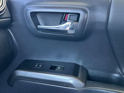 Used 2022 Toyota Tacoma TRD Off-Road image 18