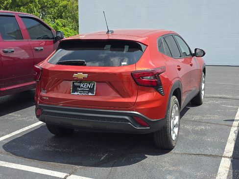 Used 2024 Chevrolet Trax LS w/ LS Convenience Package FWD image 2