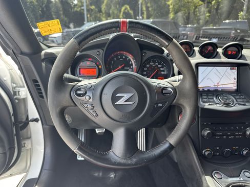 Used 2020 Nissan 370Z NISMO RWD image 18