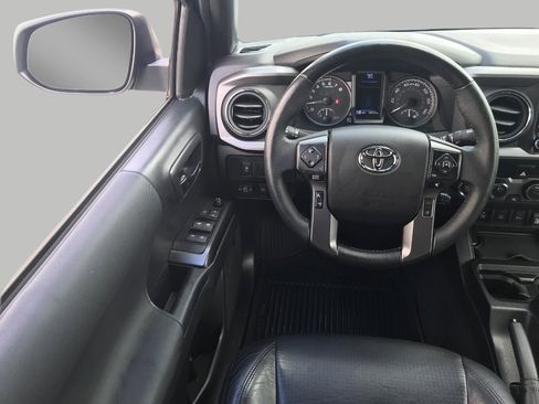 Used 2022 Toyota Tacoma TRD Sport w/ TRD Premium Sport Package AWD/4WD image 5