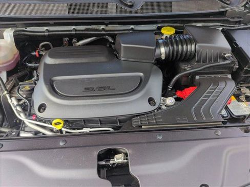 Used 2024 Chrysler Pacifica Touring-L image 23