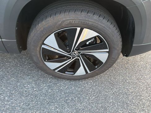 Used 2025 Volkswagen Taos SE AWD/4WD image 38