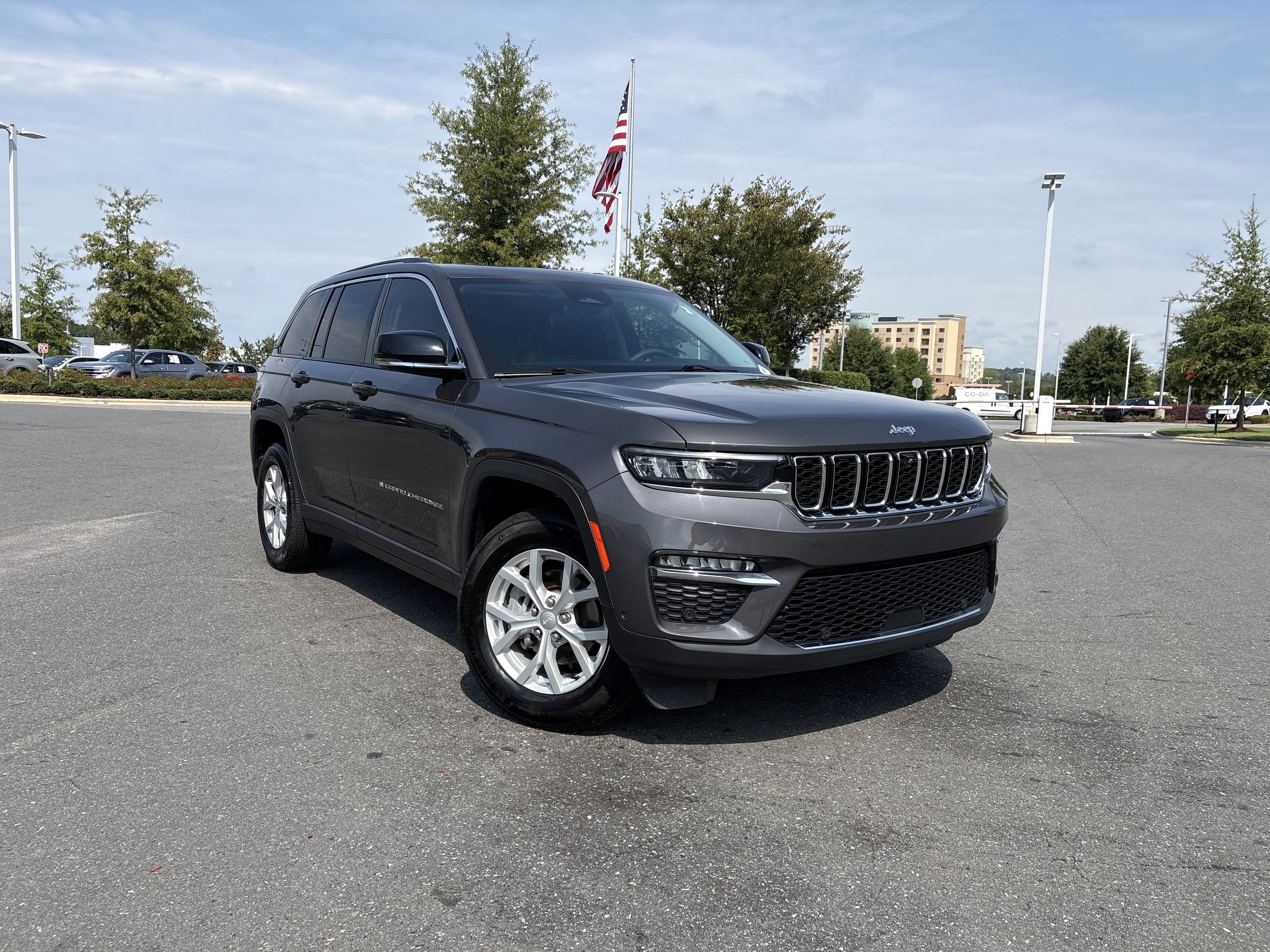 Used 2023 Jeep Grand Cherokee Limited w/ Luxury Tech Group II AWD/4WD image 2