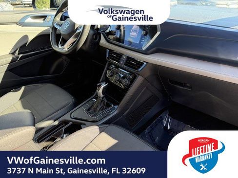 Certified 2024 Volkswagen Taos SE image 10