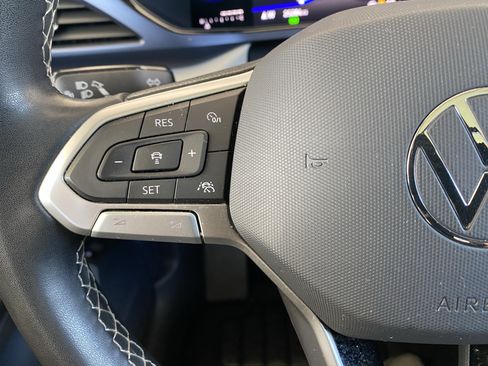 Used 2023 Volkswagen Taos SE w/ Panoramic Sunroof Package FWD image 6
