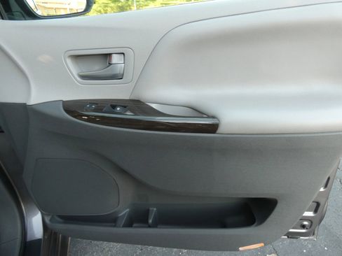 Used 2017 Toyota Sienna XLE image 35