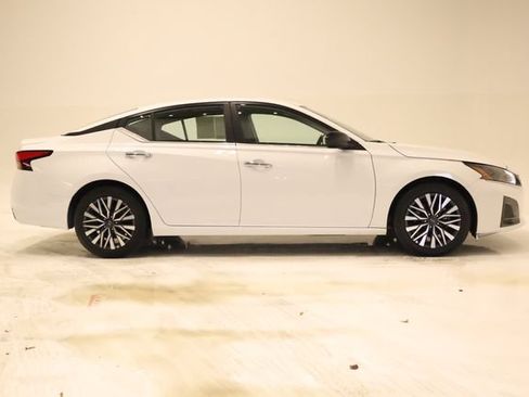 Used 2025 Nissan Altima 2.5 SV FWD image 4